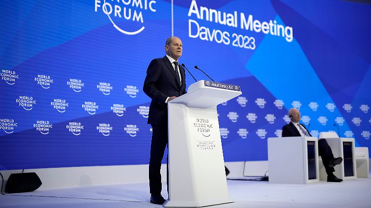 "Deutschland liefert große Mengen an Waffen", sagt Scholz in Davos.