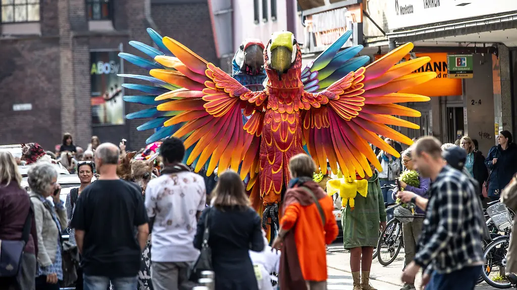 Zwei-Papagei-Statuen-stehen-bei-der-Eroeffnung-des-Figurentheaterfestivals-Fidena-auf-der-Strasse