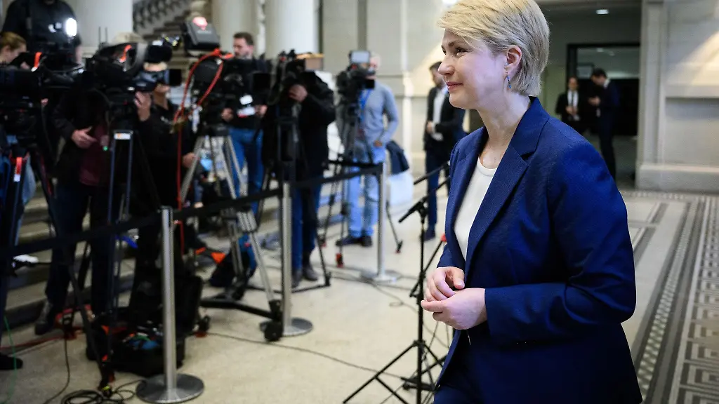 Manuela-Schwesig-SPD-amtierende-Bundesratspraesidentin-aeussert-sich-vor-Beginn-der-1043-Plenarsitzung-im-Deutschen-Bundesrat-gegenueber-Medienvertretern