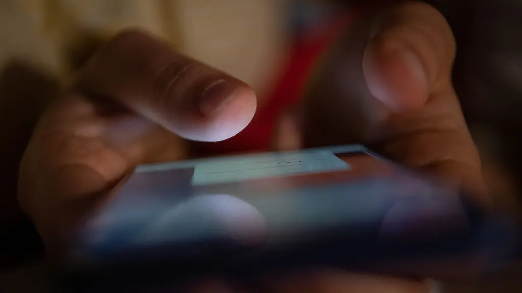 Ein-Smartphone-wird-gehalten