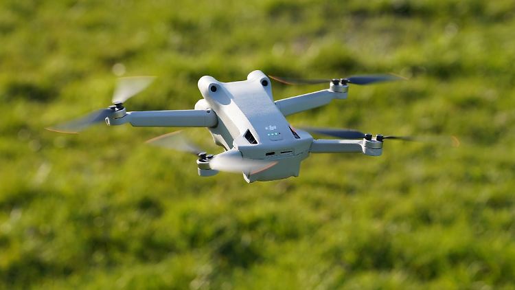 GPS an Bord? Navigationsfähige Minidrohnen machen Pilotinnen und Piloten das Fliegerleben leichter, sind aber auch teurer als Modelle ohne GPS.