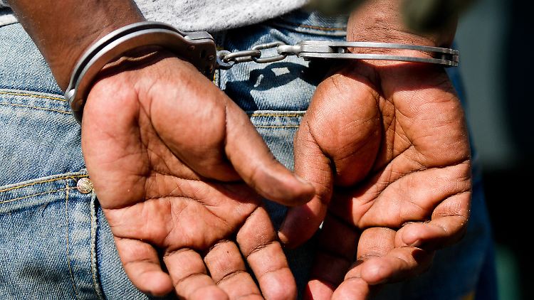 Erstmals sei es gelungen, die Existenz der provisorischen Gefängnisse auf Passagierschiffen zu beweisen, berichtet das ARD-Magazin "Monitor".