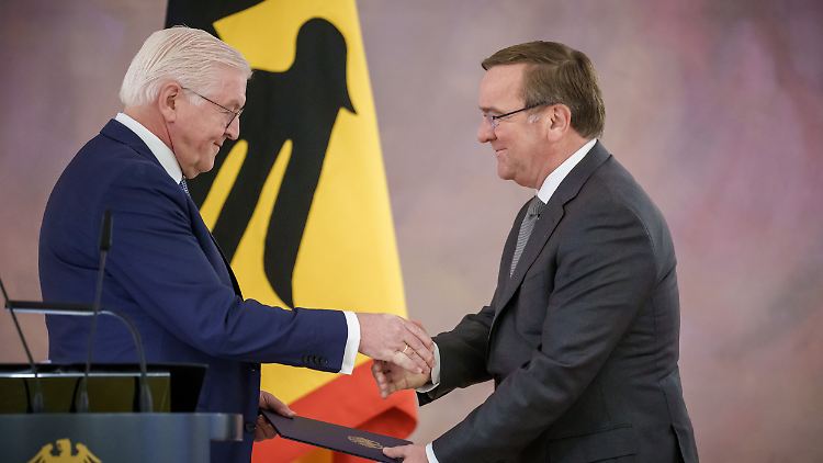 Bundespräsident Frank-Walter Steinmeier überreicht Boris Pistorius seine Ernennungsurkunde.