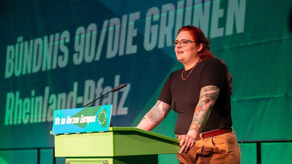 Pia-Schellhammer-Fraktionsvorsitzende-von-Buendnis-90-Die-Gruenen-Rheinland-Pfalz-spricht