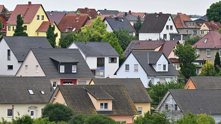 Paare mit einem Medianeinkommen von 3730 Euro netto konnten sich Ende 2022 etwa 28 Prozent der angebotenen Objekte leisten - Anfang des Jahres waren es noch 40 Prozent.