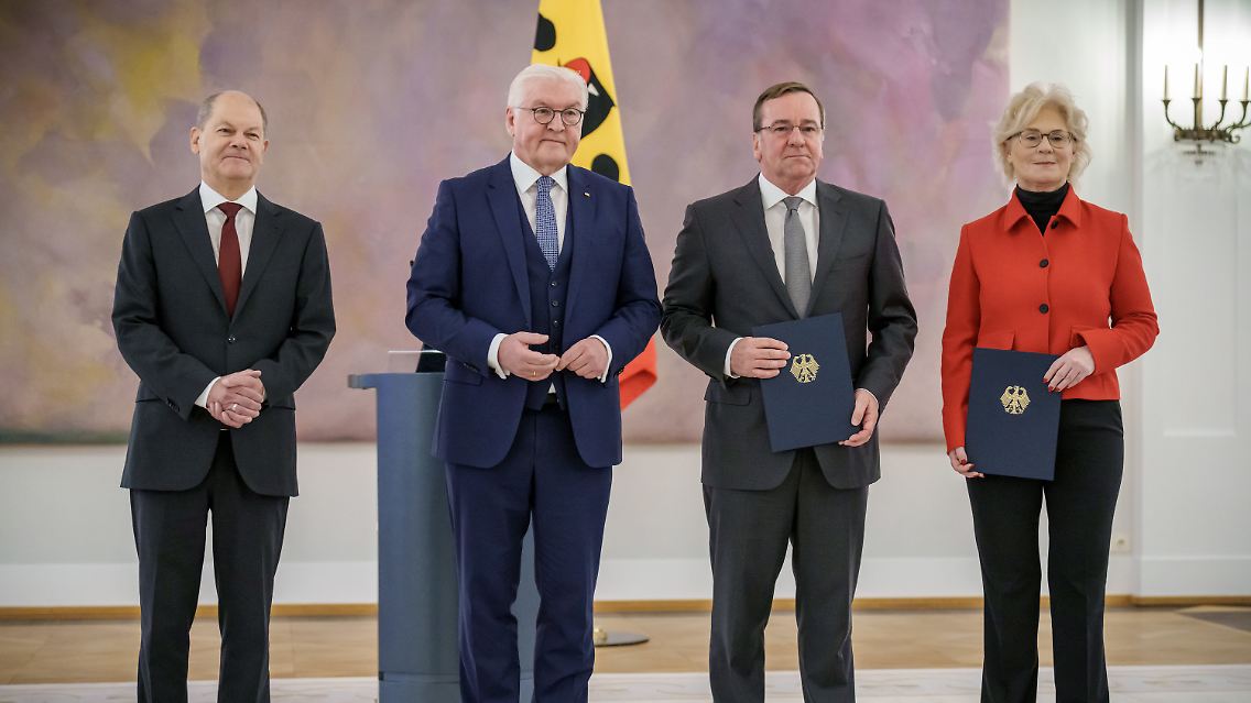 Kanzler Olaf Scholz mit Bundespräsident Frank-Walter Steinmeier, dem neuen Verteidigungsminister Boris Pistorius und seiner Vorgängerin Christine Lambrecht.