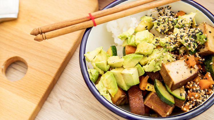 Während eine Quellbeilage wie Quinoa oder Couscous gar zieht, lässt sich ein bisschen Gemüse und Tofu würfeln - und fertig ist das Gericht.