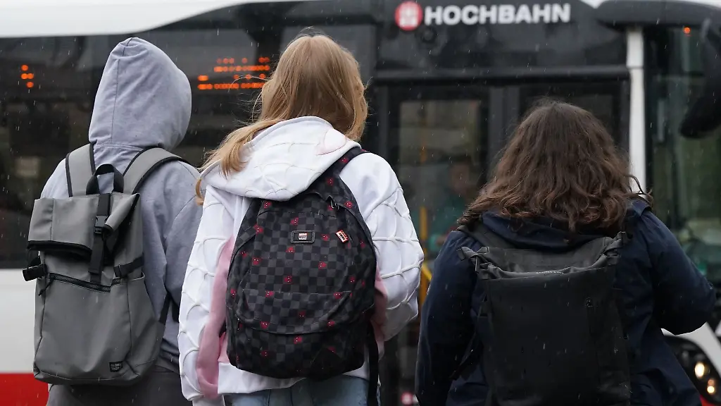 Schuelerinnen-und-Schueler-steigen-in-einen-Bus