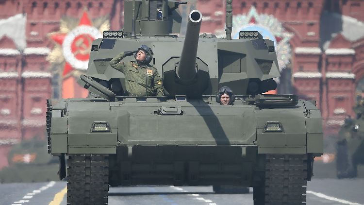 Der neue russische Panzer Armata T-14 während der Militärparade zum Tag des Sieges auf dem Roten Platz in Moskau.