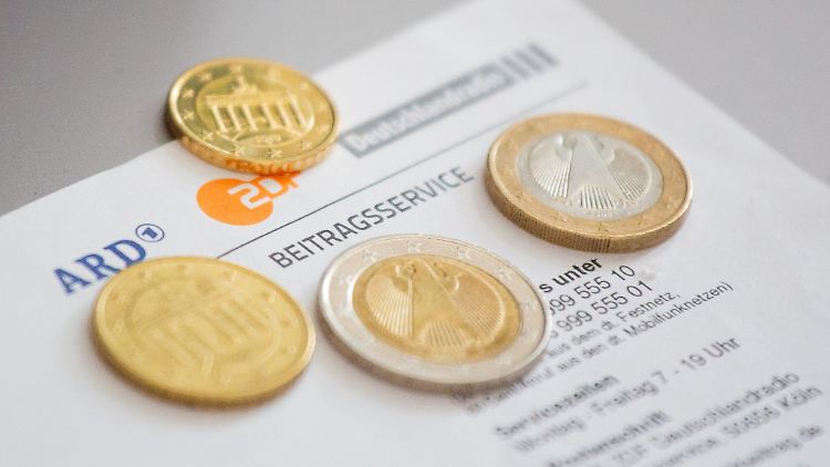 Derzeit liegt die Rundfunkgebühr bei 18,36 Euro monatlich.