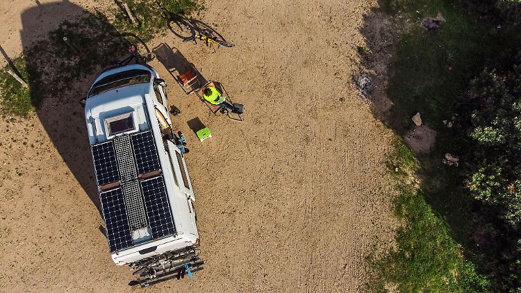 Ein Camper mit Solarzellen auf dem Dach: Solartechnik am Fahrzeug ist "als Ergänzung, Reichweiten-Booster oder in bescheidenem Umfang zur Entlastung der Stromnetze eine interessante Option", sagt der Sachverständige Stefan Ehl.