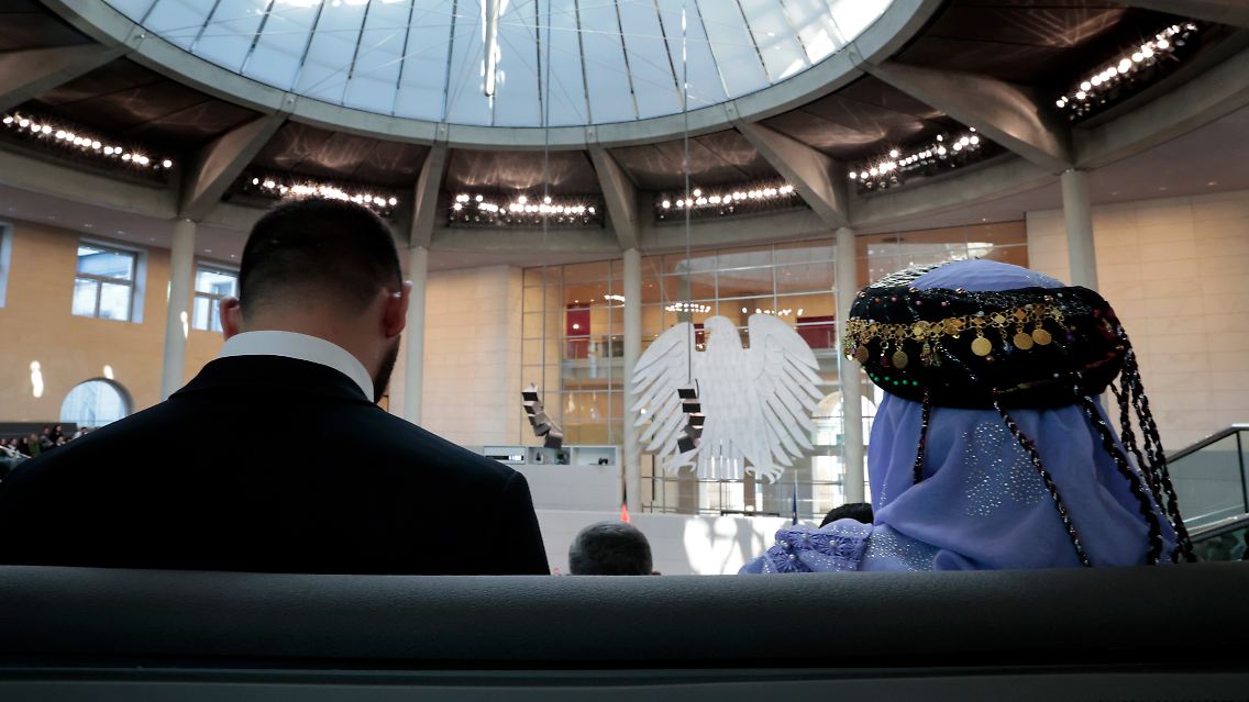 Mitglieder einer Delegation des Zentralrates der Jesiden verfolgen die Debatte im Bundestag über den Völkermord an den Jesiden.
