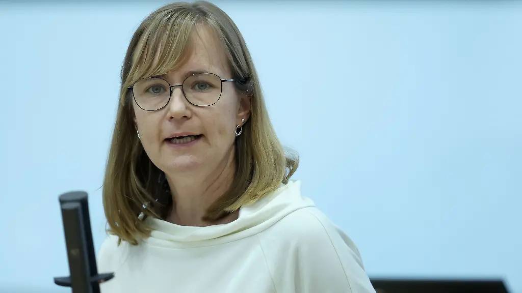 Eva-von-Angern-Vorsitzende-der-Linksfraktion-im-Landtag-von-Sachsen-Anhalt-spricht-waehrend-einer-Debatte-im-Parlament