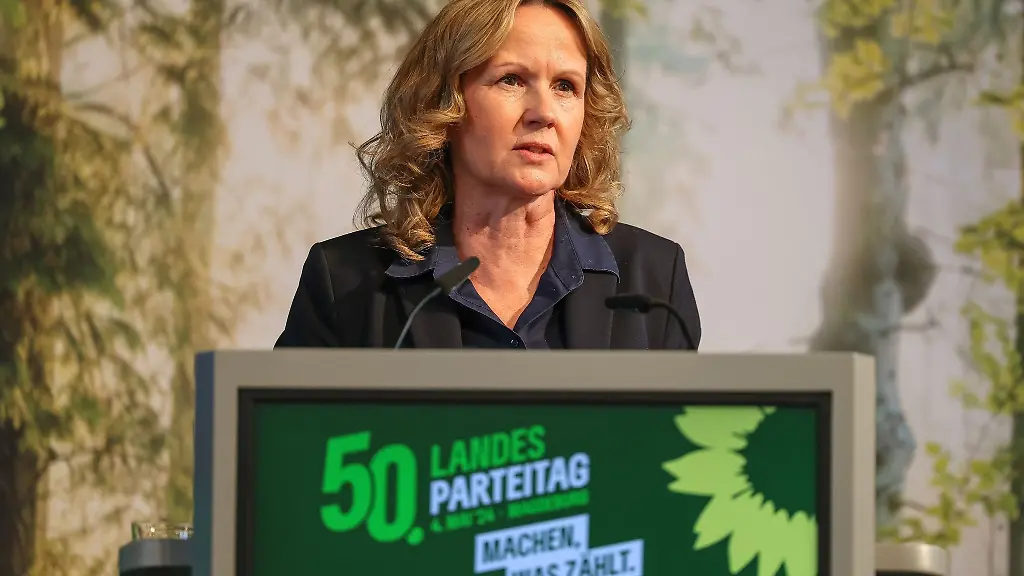 Die-Bundesumweltministerin-Steffi-Lemke-spricht-auf-dem-50-Landesparteitag-der-Buendnis-90-Die-Gruenen-Sachsen-Anhalt-in-Magdeburg