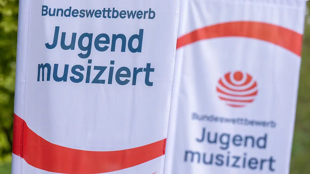 Fahnen-mit-dem-Logo-des-Talentwettbewerbs-Jugend-musiziert-wehen-im-Wind