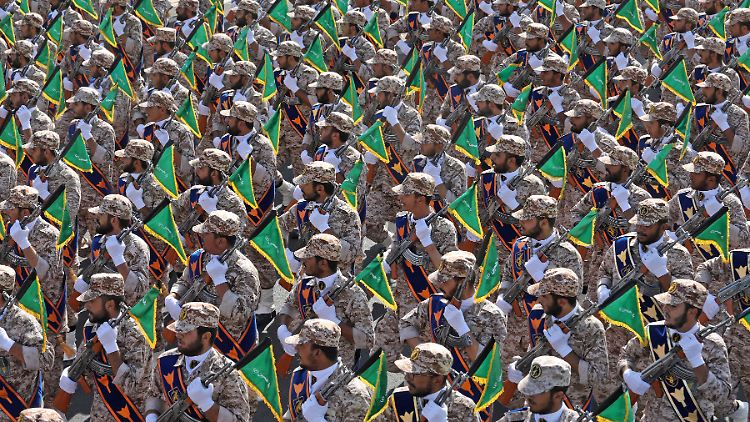 EU-Abgeordnete fordern die Aufnahme der Revolutionsgarden auf die Terrorliste - mitunter aufgrund der Lieferung iranischer Drohnen an Russland im Krieg gegen die Ukraine.