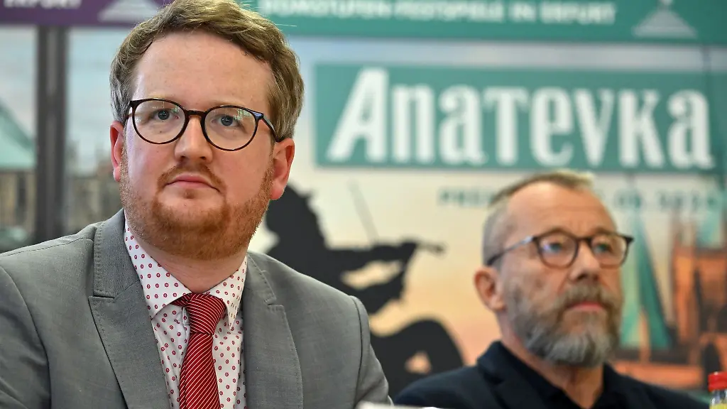 Malte-Wasem-l-Kuenstlerischer-Direktor-des-Theaters-Erfurt-und-Ulrich-Wiggers-r-Regisseur-waehrend-einer-Pressekonferenz-im-Sparkassen-Finanzzentrum-zu-den-Planungen-der-Domstufen-Festspiele