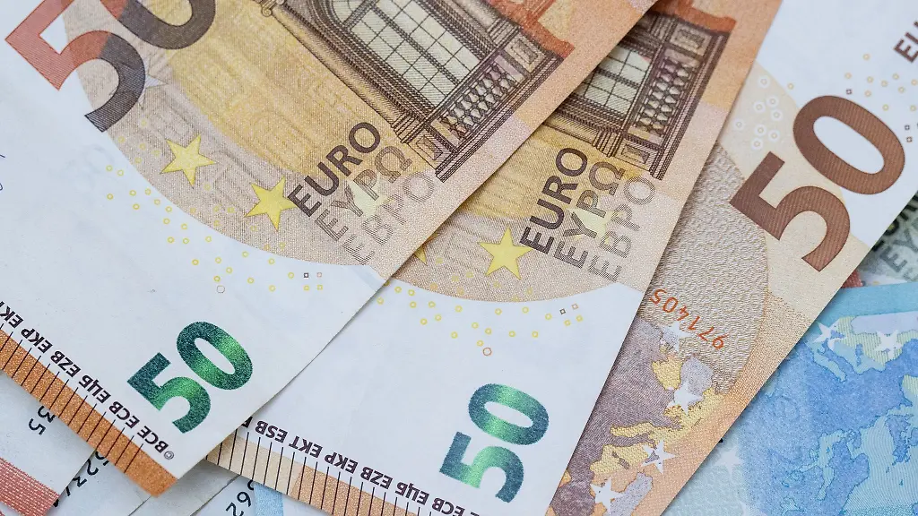 Zahlreiche-Euro-Banknoten-liegen-auf-einem-Tisch