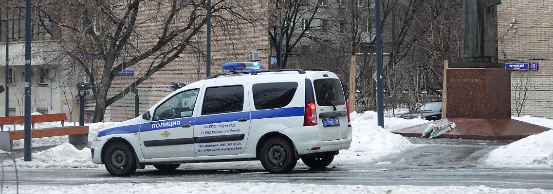Rund um die Uhr sind zwei Beamte an dem Gedenkort im Einsatz.