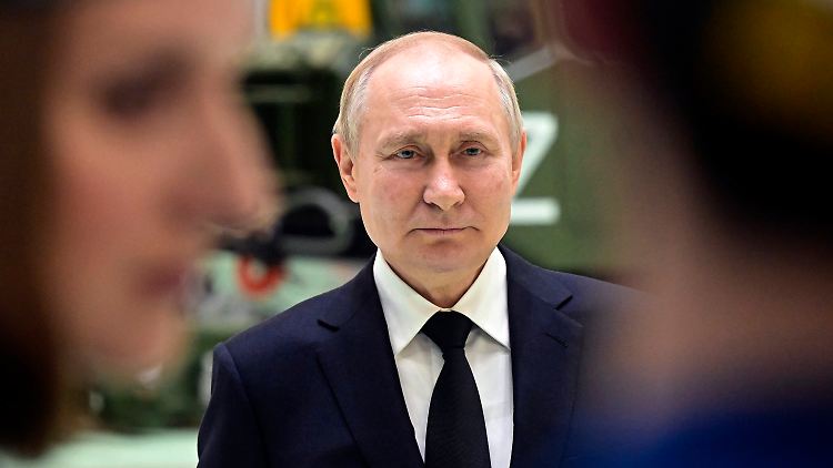Putin am Mittwoch beim Besuch einer Rüstungsfabrik in St. Petersburg.