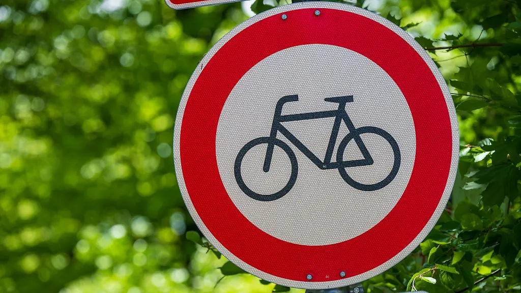 Ein-Schild-Durchfahrt-fuer-Radfahrer-verboten-stehen-nahe-der-oberbayerischen-Gemeinde-Strasslach-Dingharting-am-Strassenrand