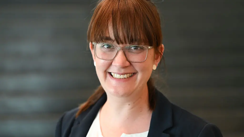 Kathrin-Groening-neugewaehltes-Mitglied-im-Vorstandsteam-der-Gewerkschaft-Erziehung-und-Wissenschaft-GEW-Rheinland-Pfalz-nimmt-am-Gewerkschaftstag-in-der-Kultur-und-Kongresshalle-teil