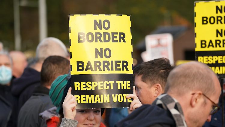 Immer wieder demonstrieren Menschen in Nordirland wegen des Konflikts um die Zollgrenze.