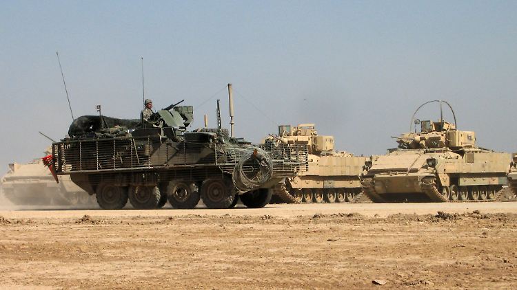 Neben Schützenpanzern vom Typ Stryker (vorne) liefern die USA auch weitere Bradleys (Hintergrund).