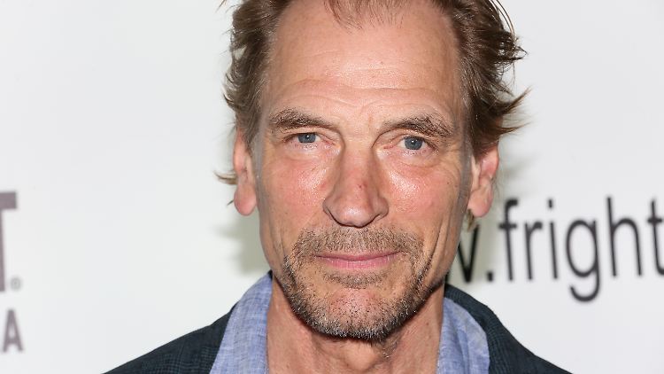 Julian Sands lebt mit seiner Familie in der Gegend von Los Angeles. 