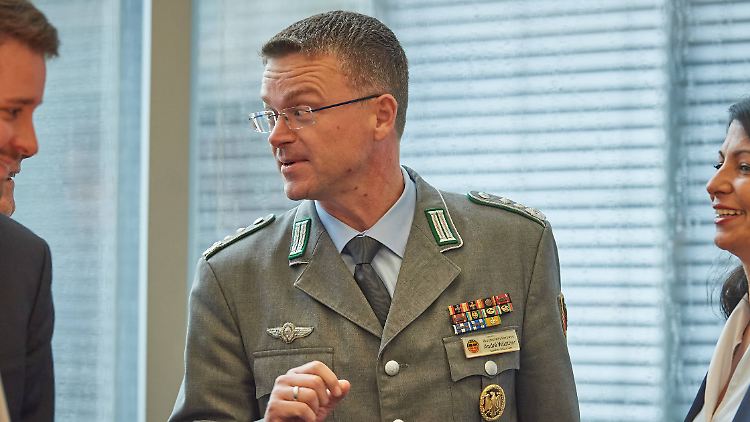 "Wir sind mehr oder weniger nackt", sagt André Wüstner vom Bundeswehrverband über die Verteidigungsfähigkeit Deutschlands. 