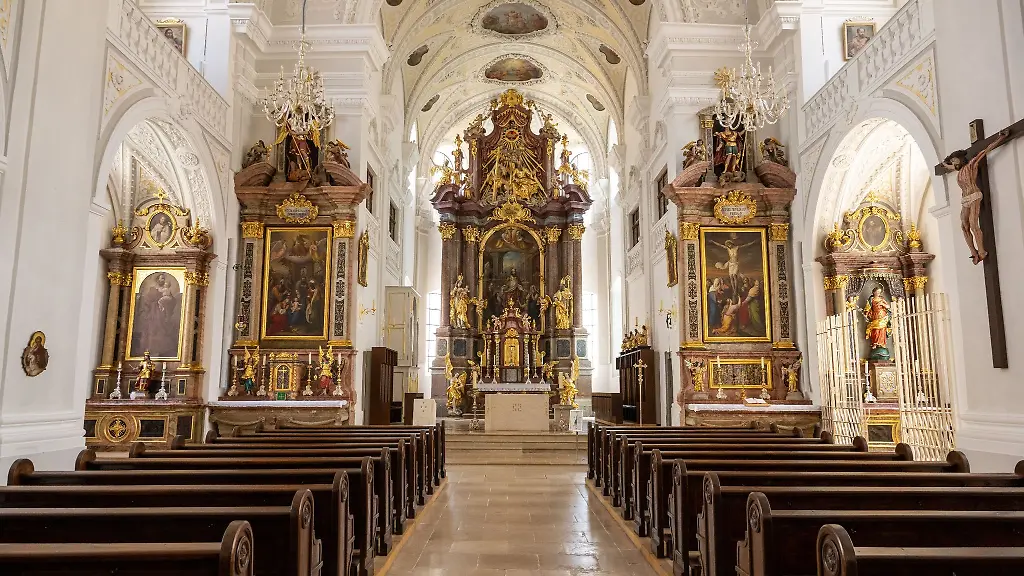 Blick-in-den-Kirchenraum-und-auf-den-Altar-der-Stadtkirche-Sankt-Oswald