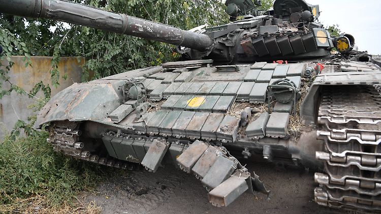 Ein sowjetischer T-72-Panzer, den Polen der Ukraine zur Verfügung gestellt hat, zerstört von russischen Truppen in der Region Saporischschja.