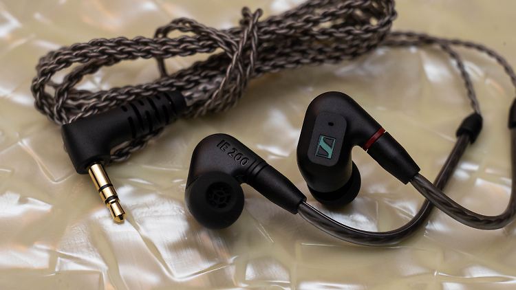 Die Ohrhörer haben hochwertige Kabel mit vergoldeten MMCX-Anschlüssen.