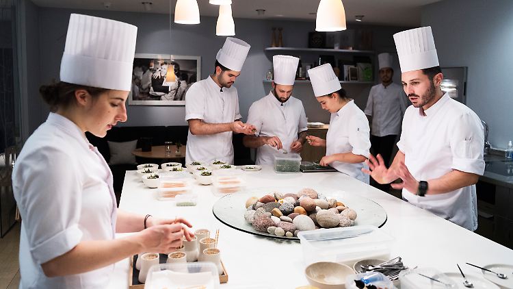 In Sternerestaurants kochen mehr Köche für weniger Gäste.