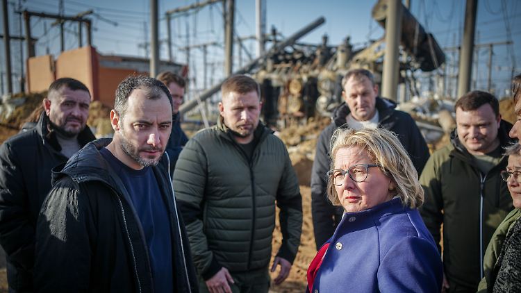 Gemeinsam mit dem ukrainischen Vize-Premierminister für den Wiederaufbau, Kubrakow (vorne l.), besuchte Entwicklungsministerin Schulze ein durch russischen Beschuss  beschädigtes Umspannwerk.