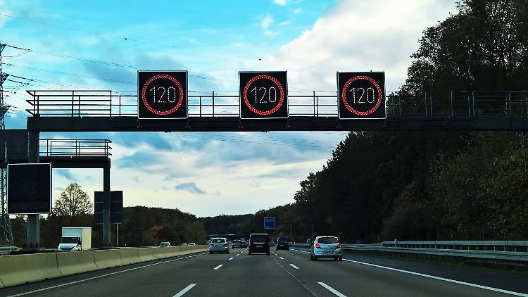 Seit Jahren fordern Klimaschützer eine Geschwindigkeitsbegrenzung auf Autobahnen, um Emissionen einzusparen.