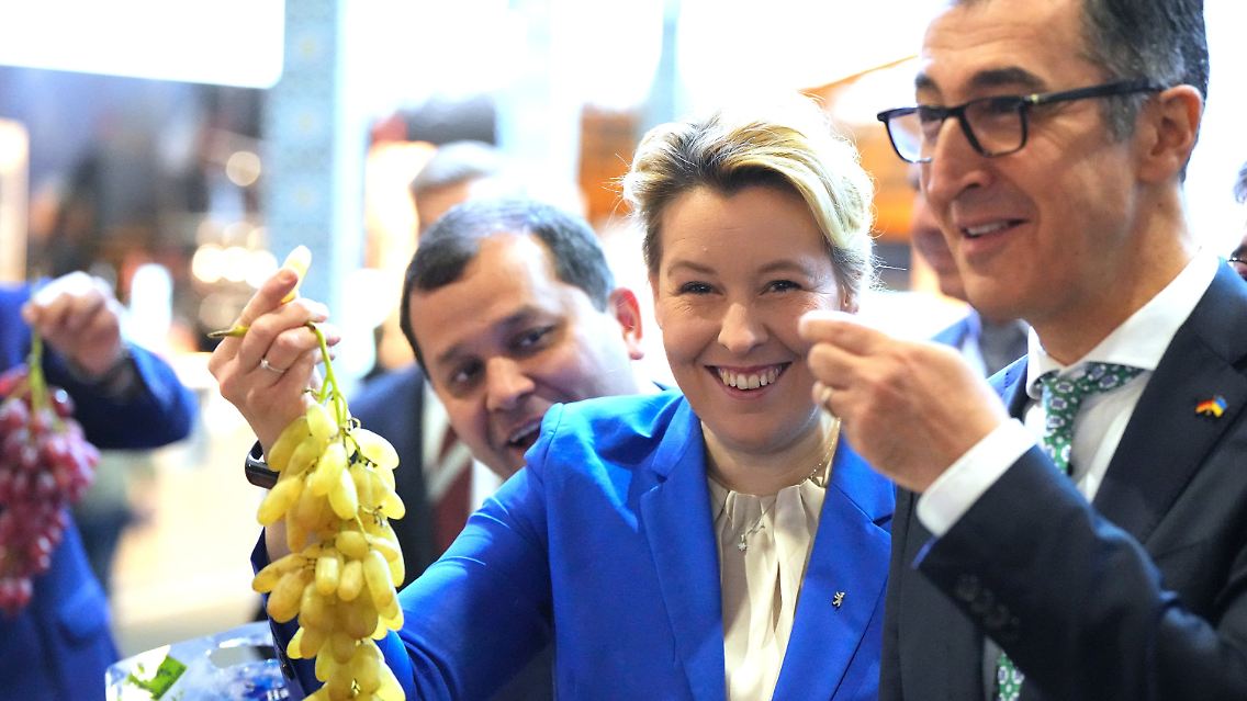 Landwirtschaftsminister Cem Özdemir probiert sich mit Berlins Bürgermeisterin Franziska Giffey durch die Stände bei der "Grünen Woche".