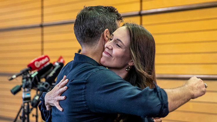 Künftig möchte Jacinda Ardern mehr Zeit ihrem Kind und ihrem Verlobten widmen.
