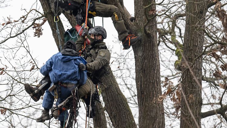 Demonstrierende in Baumhäusern wurden teilweise von der Polizei abgeseilt.