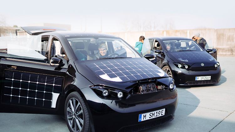 Mit einem Akku und Strom aus der Steckdose soll der Sion gut 300 Kilometer Reichweite haben.