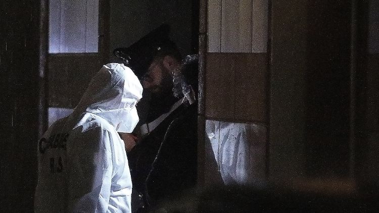Akribisch wird das letzte Versteck des Mafia-Bosses durchleuchtet.