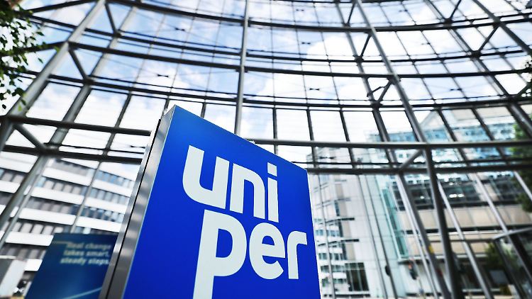 Ein Logo steht im Foyer des Energieversorgungsunternehmens Uniper in Düsseldorf.