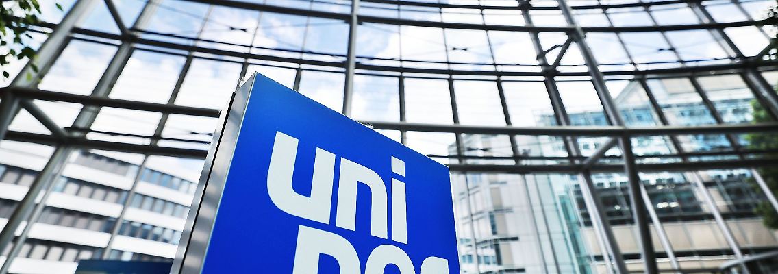 Ein Logo steht im Foyer des Energieversorgungsunternehmens Uniper in Düsseldorf.