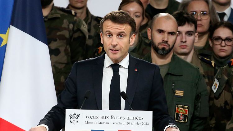 "Es gibt keine Friedensdividende mehr nach dem von Russland gestarteten Angriff auf die Ukraine", sagte Macron.