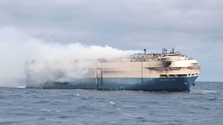 Die "Felicity Ace" liegt samt tausenden Luxuskarossen in 3000 Meter Tiefe auf dem Meeresgrund. Angeblich fingen die Batterien einer unbekannten Anzahl von Elektrofahrzeugen an Bord Feuer.