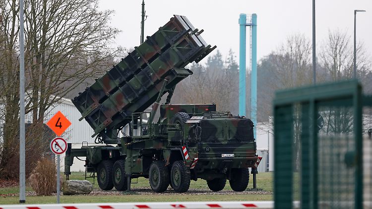 Mit dem "Phased Array Tracking Radar to Intercept on Target" (Patriot) werden Flugzeuge, ballistische Raketen und Marschflugkörper bekämpft. 