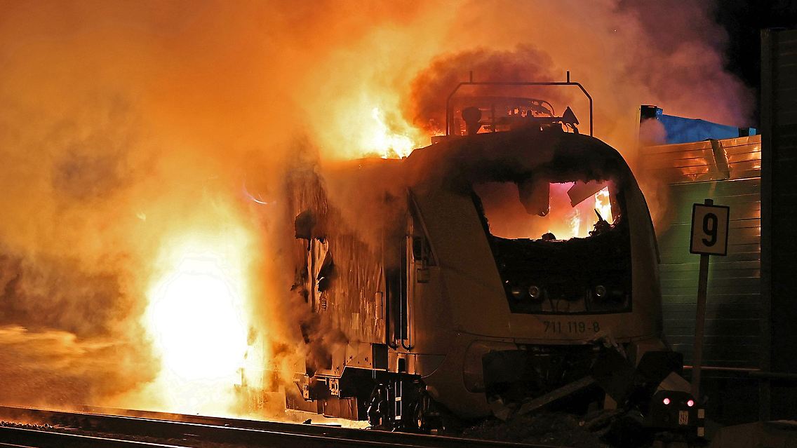Die führerlos fahrende Lokomotive hat auf der Bahnstrecke München-Freilassing ein Großaufgebot der Feuerwehr gefordert.