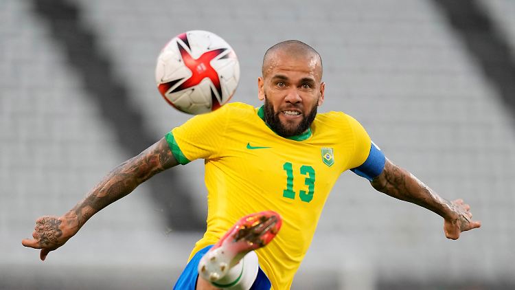 Alves wurde nach einer Befragung in einer Polizeiwache in Barcelona festgenommen.