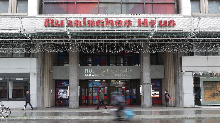 Kaputter Beton, viel Propaganda: Ein Hauch von Sowjetunion durchweht das Russische Haus in Berlin, in dem sich "Landsleute" künftig über noch mehr Dienstleistungen ihres Staates freuen können.