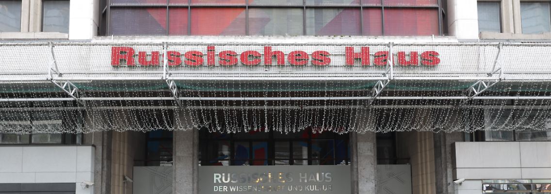 Kaputter Beton und viel Propaganda: Ein Hauch von Sowjetunion durchweht das Russische Haus in Berlin, in dem sich viele "Landsleute" künftig über noch mehr Dienstleistungen ihres Staates freuen können.